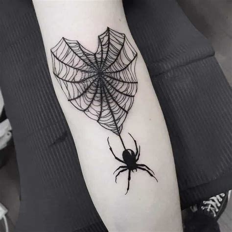 tatuaje de araña en el brazo|Tatuajes de arañas: Significado y mejores diseños